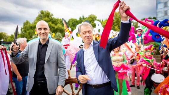 Belit Onay (Bündnis 90/Die Grünen, l), Oberbürgermeister von Hannover, und Hans Christian Nolte (r), Geschäftsführer Hannover Marketing & Tourismus, eröffnen symbolisch das 36. Maschseefest am Maschsee-Nordufer. © Moritz Frankenberg/dpa Foto: Moritz Frankenberg