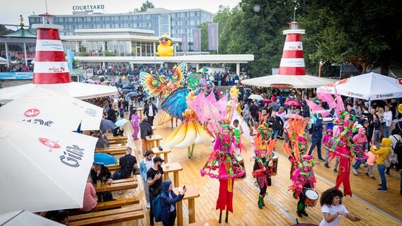 Kostümierte Darsteller gehen bei der Eröffnung vom 36. Maschseefest am Maschsee-Nordufer entlang. © picture alliance/dpa Foto: Moritz Frankenberg