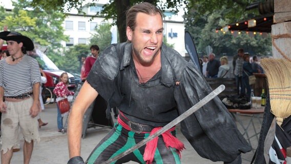 Als Piraten verkleidete Schauspieler unterhalten die Besucher auf dem Maschseefest in Hannover. © NDR Foto: Alexander Brodeßer