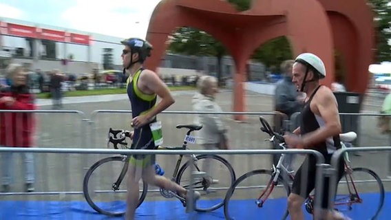 Radfahrer fahren beim 9. Maschsee-Triathlon mit. © TeleNewsNetwork 