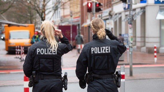 Zwei Polizistinnen kontrollieren auf der Lister Meile in Hannover die Einhaltung der Maskenpflicht. © picture alliance/dpa-Bildfunk Foto: Julian Stratenschulte