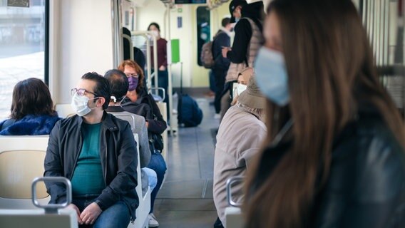 Fahrgäste tragen in der Stadtbahn einen Mundschutz. © picture alliance/dpa Foto: Ole Spata
