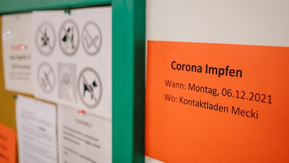 Corona Impfen“ steht am Klemmbrett der Notschlafstelle für Obdachlose. © picture alliance/dpa Foto: Ole Spata