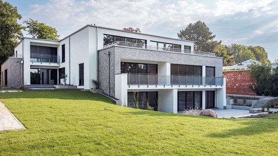 Blick auf eine Villa in Hannover, die zur Auktion steht. © 360-PRO GmbH/Oliver Vosshage Foto: Oliver Vosshage