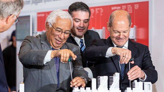Antonio Costa, Premierminister von Portugal, und Bundeskanzler Olaf Scholz stehen beim Eröffnungsrundgang der Hannover Messe 2022 am Messestand. © dpa-Bildfunk Foto: Moritz Frankenberg