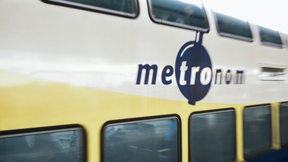 Eine Bahn mit der Aufschrift: "Metronom" steht an einem Bahnsteig. © NDR Foto: Julius Matuschik