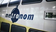 Eine Bahn mit der Aufschrift: "Metronom" steht an einem Bahnsteig. © NDR Foto: Julius Matuschik