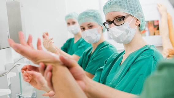 Medizinstudenten üben im "Skills Lab" der Medizinischen Hochschule Hannover (MHH) in der Waschstraße vor einem OP-Raum die hygienische Händereinigung (gestellt Szene). Medizinstudenten üben im "Skills Lab" der Medizinischen Hochschule Hannover (MHH) in der Waschstraße vor einem OP-Raum die hygienische Händereinigung (gestellt Szene). © picture alliance/dpa/Julian Stratenschulte Foto: Julian Stratenschulte