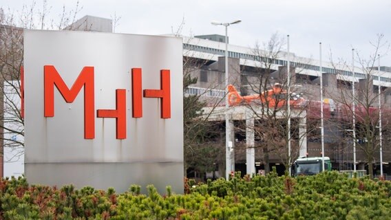 Das Logo der MHH vor dem Klinikgebäude. © dpa-Bildfunk Foto: Julian Stratenschulte