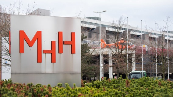 Ein Schild steht an der Medizinischen Hochschule Hannover (MHH). © picture alliance/dpa Foto: Julian Stratenschulte