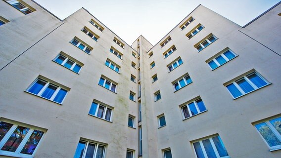 Die Fassade eines Wohnblocks. © picture alliance/dpa-Bildfunk 