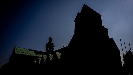 Die Silhouette vom Dom Mariä Himmelfahrt zu Hildesheim ist bei Sonnenschein vor einem wolkenlosem Himmel zu sehen. © dpa-Bildfunk Foto: Moritz Frankenberg