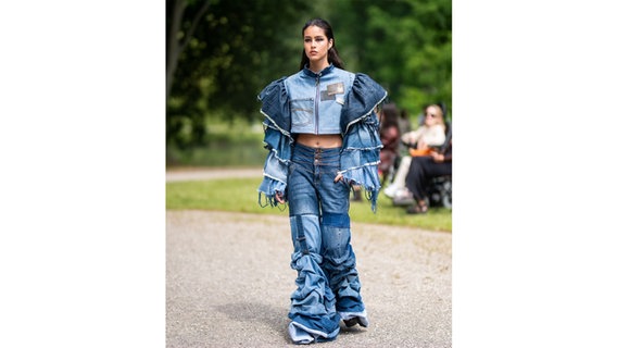 Ein Model präsentiert ein Outfit aus Jeans-Stoff. © Merlin Schönfisch Foto: Merlin Schönfisch