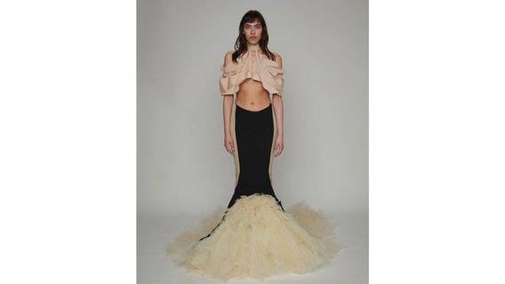 Ein Model präsentiert ein Kleid von Modedesigner Allen Zickert. © Luca Nietzold Foto: Luca Nietzold