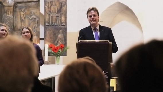 Der Pastor hält in der Kirche vor Menschen eine Rede.  Foto: Andreas Rabe