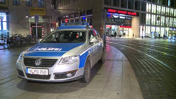 Ein Einsatzwagen der Polizei steht vor der Ernst-August-Galerie in Hannover. © TeleNewsNetwork 