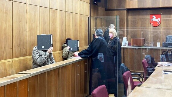Ein 25-Jähriger (links) und seine zwei Jahre ältere Freundin (2.v.l.) in einem Revisionsverfahren wegen Mordes im dem Landgericht Hannover. © dpa Foto: Christina Sticht