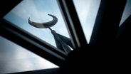 Ein Halbmond ist auf dem Dach einer Moschee durch eine Glaskuppel zu sehen. © picture alliance / dpa Foto: Peter Steffen