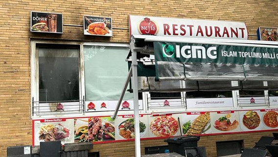 Loch in der Scheibe eines Döner-Imbiss in Hannover. Der Imbiss liegt vor einer türkischen Moschee. Die Gemeinde geht von einem Anschlag. © Recep Bilgen Foto: Recep Bilgen