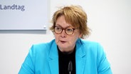 Innenministerin Daniela Behrens (SPD) informiert in der Landespressekonferenz über das Verbot der DMG. © NDR 