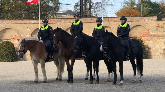 Polizisten auf Pferden bei der MPK in Hannover. © NDR Foto: Sophie Mühlmann