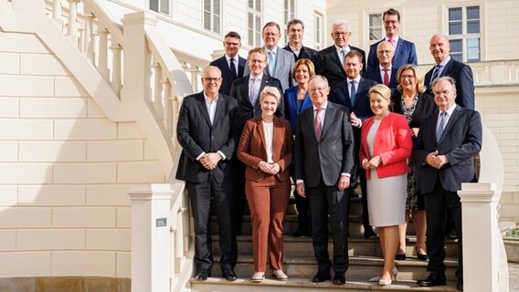 Andreas Bovenschulte (l-r erste Reihe, SPD), Bürgermeister von Bremen, Manuela Schwesig (SPD), Ministerpräsidentin von Mecklenburg-Vorpommern, Stephan Weil (SPD), Ministerpräsident von Niedersachsen, Franziska Giffey (SPD), Regierende Bürgermeisterin von Berlin, Reiner Haseloff (CDU), Ministerpräsident von Sachsen-Anhalt, Daniel Günther (l-r zweite Reihe, CDU), Ministerpräsident von Schleswig-Holstein, Malu Dreyer (SPD), Ministerpräsidentin von Rheinland-Pfalz, Michael Kretschmer (CDU), Ministerpräsident von Sachsen, Anke Rehlinger (SPD), Ministerpräsidentin vom Saarland, Boris Rhein (l-r dritte Reihe, CDU), Ministerpräsident von Hessen, Bodo Ramelow (Die Linke), Ministerpräsident von Thüringen, Markus Söder (CSU), Ministerpräsident von Bayern, Winfried Kretschmann (Bündnis 90/Die Grünen), Ministerpräsident von Baden-Württemberg, Peter Tschentscher (SPD), Erster Bürgermeister von Hamburg, Hendrik Wüst (CDU), Ministerpräsident von Nordrhein-Westfalen, Dietmar Woidke (SPD), Ministerpräsident von Brandenburg, stehen für ein Gruppenbild vor Beginn der Ministerpräsidentenkonferenz in Hannover auf einer Treppe vom Schloss Herrenhausen © Michael Matthey/dpa Foto: Michael Matthey