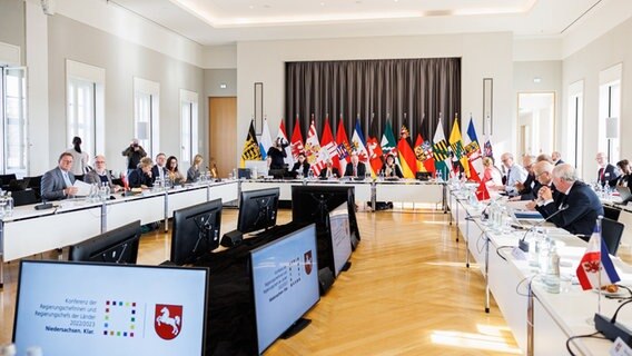 Ministerpräsidenten und Regierungschefs der SPD-geführten Bundesländer sitzen zu Beginn einer Sitzung bei der Ministerpräsidentenkonferenz im Schloss Herrenhausen in Hannover. © Michael Matthey/dpa Foto: Michael Matthey