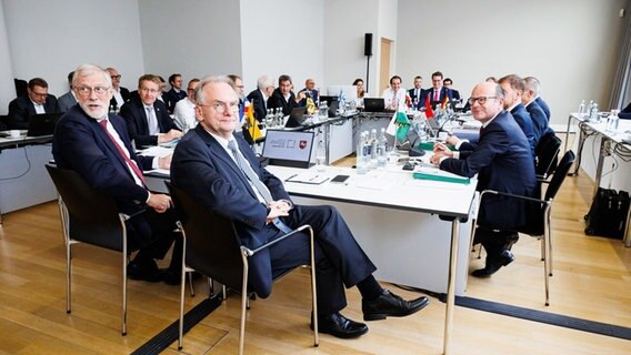 Reiner Haseloff (2.v.l, CDU), Ministerpräsident von Sachsen-Anhalt, sitzt zu Beginn einer Sitzung der CDU-geführten Bundesländer im Rahmen der Ministerpräsidentenkonferenzim im Schloss Herrenhausen in Hannover. © Michael Matthey/dpa Foto: Michael Matthey