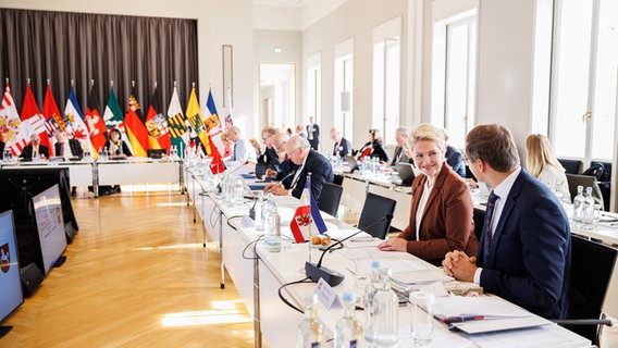 Manuela Schwesig (2.v.r, SPD), Ministerpräsidentin von Mecklenburg-Vorpommern, sitzt zu Beginn einer Sitzung der SPD-geführten Bundesländer im Rahmen der Ministerpräsidentenkonferenzim im Schloss Herrenhausen in Hannover. © Michael Matthey/dpa Foto: Michael Matthey