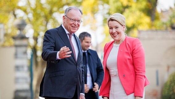 Stephan Weil (l, SPD), Ministerpräsident von Niedersachsen, begrüßt Franziska Giffey (r, SPD), Regierende Bürgermeisterin von Berlin, vor dem Schloss Herrenhausen zur Ministerpräsidentenkonferenz in Hannover. © Michael Matthey/dpa Foto: Michael Matthey