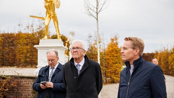 Reiner Haseloff (l-r, CDU), Ministerpräsident von Sachsen-Anhalt, Winfried Kretschmann (Bündnis 90/Die Grünen), Ministerpräsident von Baden-Württemberg, und Daniel Günther (CDU), Ministerpräsident von Schleswig-Holstein, stehen in den Herrenhäuser Gärten während einer Führung. © picture alliance/dpa | Michael Matthey Foto: Michael Matthey