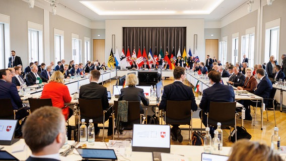Ministerpräsidenten und Regierungschefs der Bundesländer sitzen während einer Sitzung der Ministerpräsidentenkonferenz im Schloss Herrenhausen. © Michael Matthey/dpa Foto: Michael Matthey