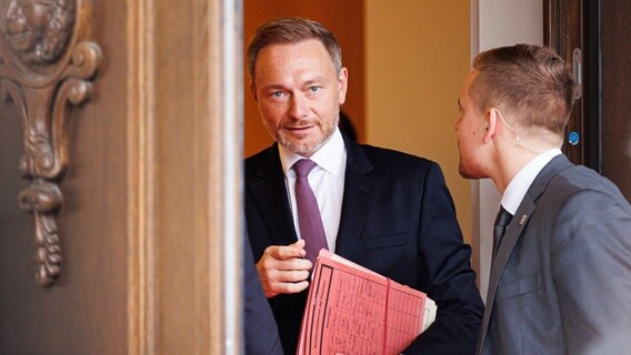 Christian Lindner (FDP), Bundesminister für Finanzen, kommt zur Ministerpräsidentenkonferenz im Schloss Herrenhausen. © Michael Matthey/dpa Foto: Michael Matthey