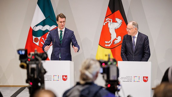 Hendrik Wüst (li, CDU) und Stephan Weil (SPD) sprechen auf der Pressekonferenz nach der Ministerpäsidentenkonferenz. © dpa-Bildfunk Foto: Michael Matthey