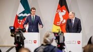 Hendrik Wüst (li, CDU) und Stephan Weil (SPD) sprechen auf der Pressekonferenz nach der Ministerpäsidentenkonferenz. © dpa-Bildfunk Foto: Michael Matthey