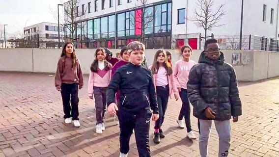 Schüler und Schülerinnen der Leonore-Goldschmid-Schule in Hannover Mühlenberg bei einem Videodreh © Leonore-Goldschmid-Schule 