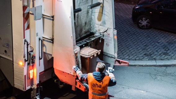 Mitarbeiter der aha Entsorgungsbetriebe Hannover bei dem entleeren einer Biotonne. © NDR Foto: Julius Matuschik