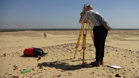 Eine Forscherin vermisst ein Stück Land an einer Grabungsstelle. © Landesmuseum Hannover 