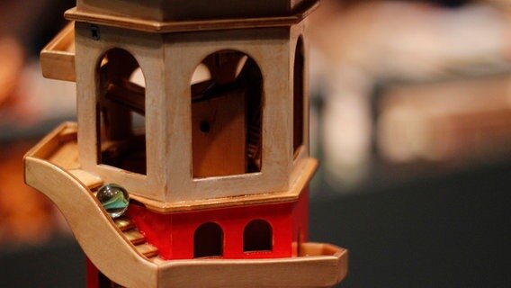 Eine Murmel rollt die Treppe an einem Turm der Murmelbahn von Ortwin Grüttner herunter. © NDR Foto: Henning Martin