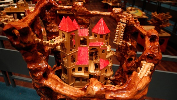 Ein Schloss aus Holz ist ein Teil der Murmelbahn von Ortwin Grüttner im Ricklinger Freizeitheim. © NDR Foto: Henning Martin