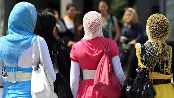 Drei modisch gekleidete Frauen mit Kopftüchern © picture-alliance/ ZB Foto: Arno Burgi