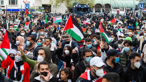 Teilnehmende einer Demonstration verschiedener palästinensischer Gruppen in Hannover. © dpa Foto: Philipp Schulze