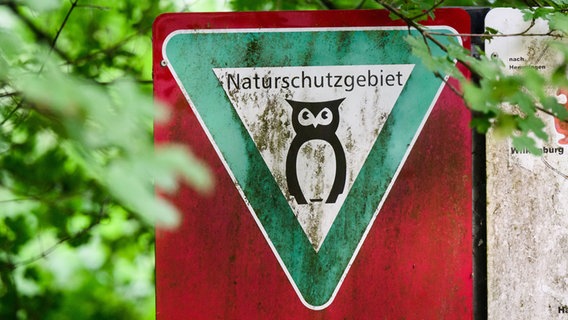 Ein Schild hängt am Naturschutzgebiet "Leineaue zwischen Hannover und Ruthe" in der Leinemasch in der Region Hannover. © picture alliance/dpa Foto: Julian Stratenschulte