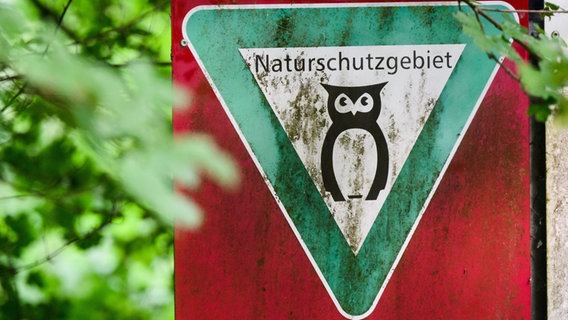 Ein Schild weist auf ein Naturschutzgebiet hin. © picture alliance/dpa Foto: Julian Stratenschulte