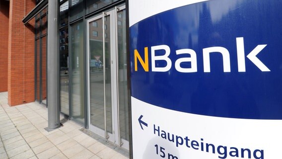 Ein Pfeil weist zum Haupteingang der N-Bank in Hannover. © dpa-Bildfunk Foto: Holger Hollemann