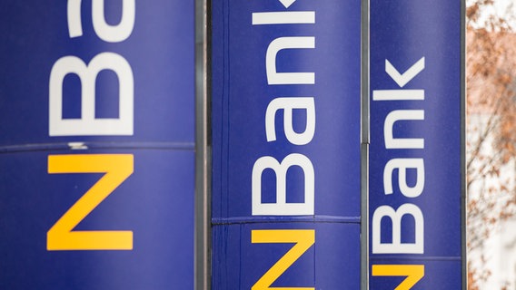 Werbepylonen mit dem NBank-Logo stehen am Sitz der NBank, der Investitions- und Förderbank des Landes Niedersachsen. © dpa-Bildfunk Foto: Moritz Frankenberg
