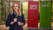 NDR Reporterin Tina Alfes berichtet über die Kolationsverhandlungen von SPD und Grünen. © NDR 
