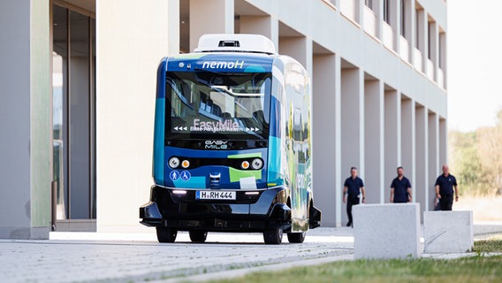 Ein autonom fahrender Shuttlebus fährt auf dem Maschinenbau-Campus in Garbsen. © picture alliance/Michael Matthey/dpa Foto: Michael Matthey