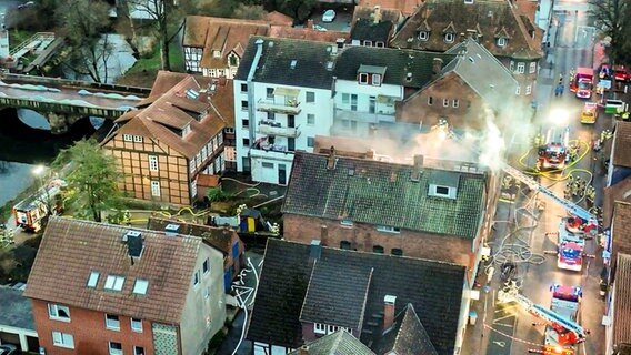 Luftaufnahme von Löscharbeiten in der Altstadt von Neustadt am Rübenberge. © HannoverReporter 