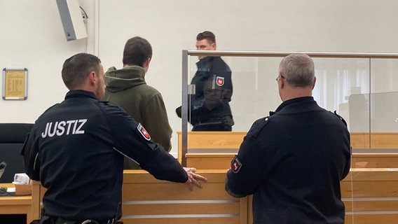 Ein Angeklagter betritt einen Gerichtssaal im Landgericht Hannover. © dpa-Bildfunk Foto: Christina Sticht